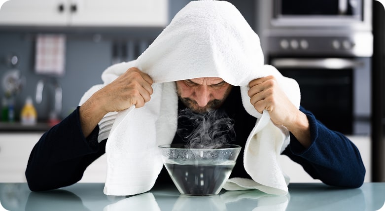 Uomo che fa i suffumigi